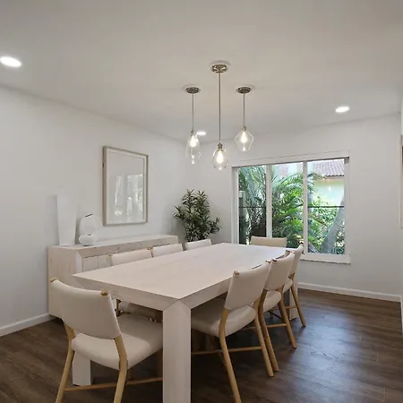 Chic 3 Bedroom Home Near Beach Sienablue